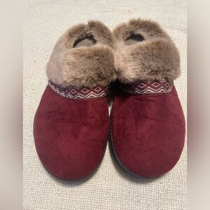 Isotoner Women's Eco-Comfort Memory Foam slippers Burgandy 9.5 10